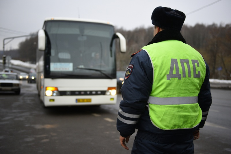 Инспекторы ГИБДД проводят проверки автобусов в Мытищах