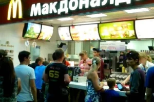 Ресторан быстрого питания Вкусно — и точка на улице Селезнёва фото 2